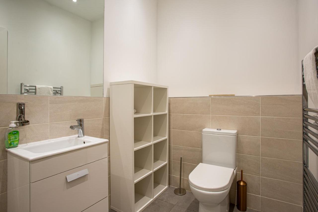 Modern Luxury Apartment, Sleeps 6, Best Location Белфаст Экстерьер фото