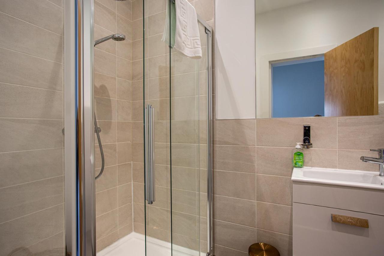 Modern Luxury Apartment, Sleeps 6, Best Location Белфаст Экстерьер фото