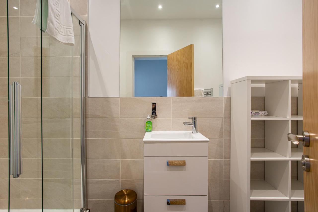 Modern Luxury Apartment, Sleeps 6, Best Location Белфаст Экстерьер фото