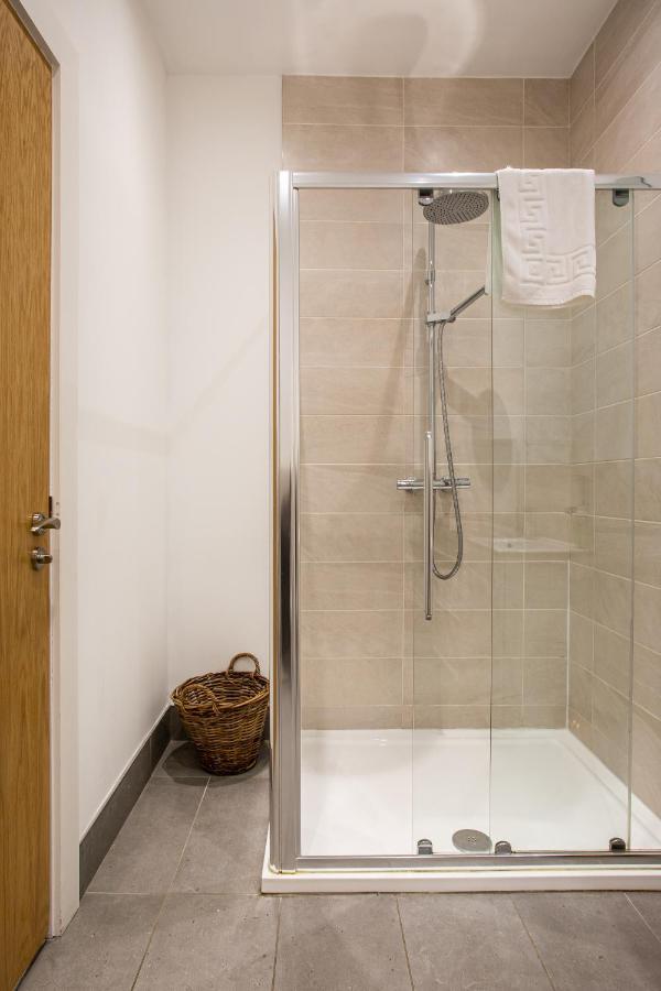 Modern Luxury Apartment, Sleeps 6, Best Location Белфаст Экстерьер фото